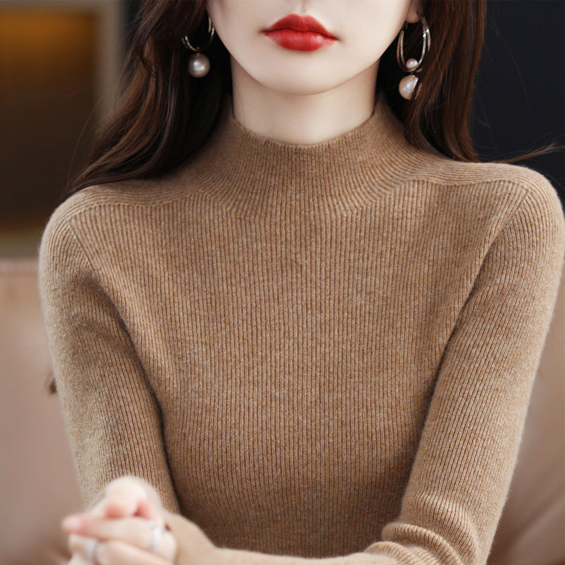 Seamless women's sweater made of 100% wool, close-fitting