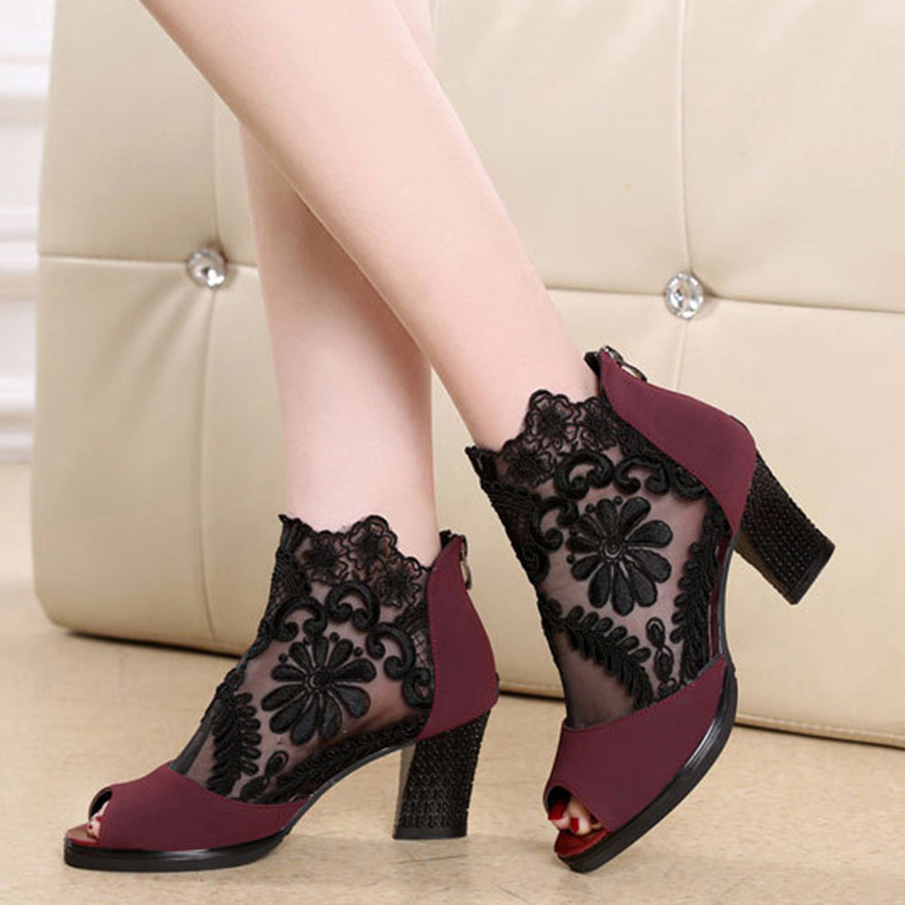 Ladies ankle boots with open toe area, pointed upper material, floral embroidery and comfortable block heel Mune Fashion