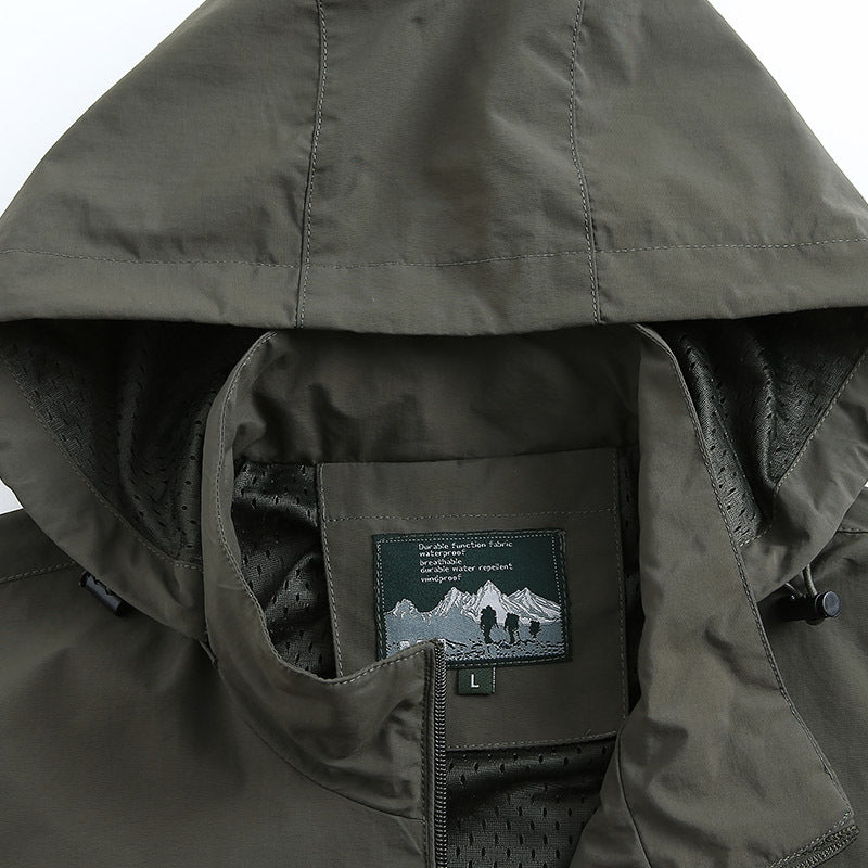 Men's lightweight wind and water-repellent softshell jacket with hood, chest zip and adjustable sleeve cuffs Mune Fashion