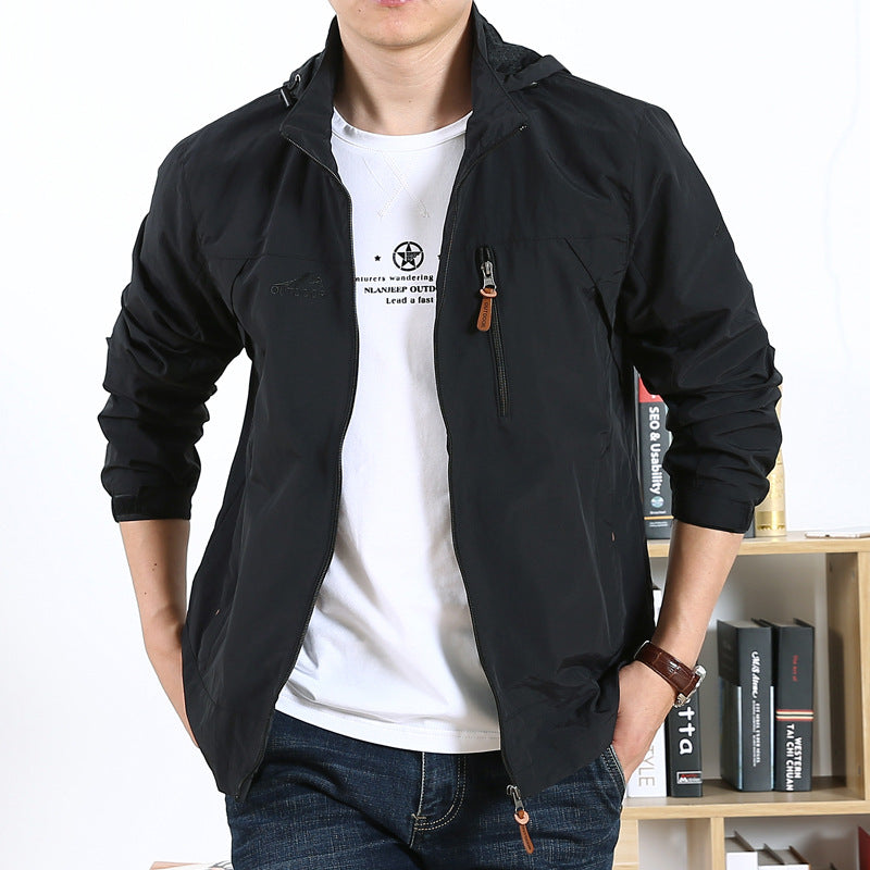 Men's lightweight wind and water-repellent softshell jacket with hood, chest zip and adjustable sleeve cuffs Mune Fashion