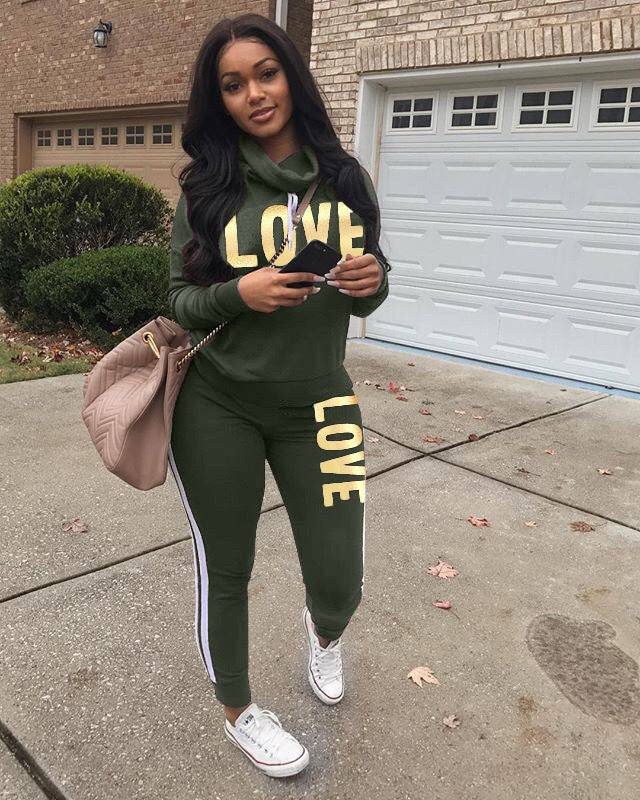 Women's sporty hoodie sweatshirt set with gold print and high-waist joggers Mune Fashion