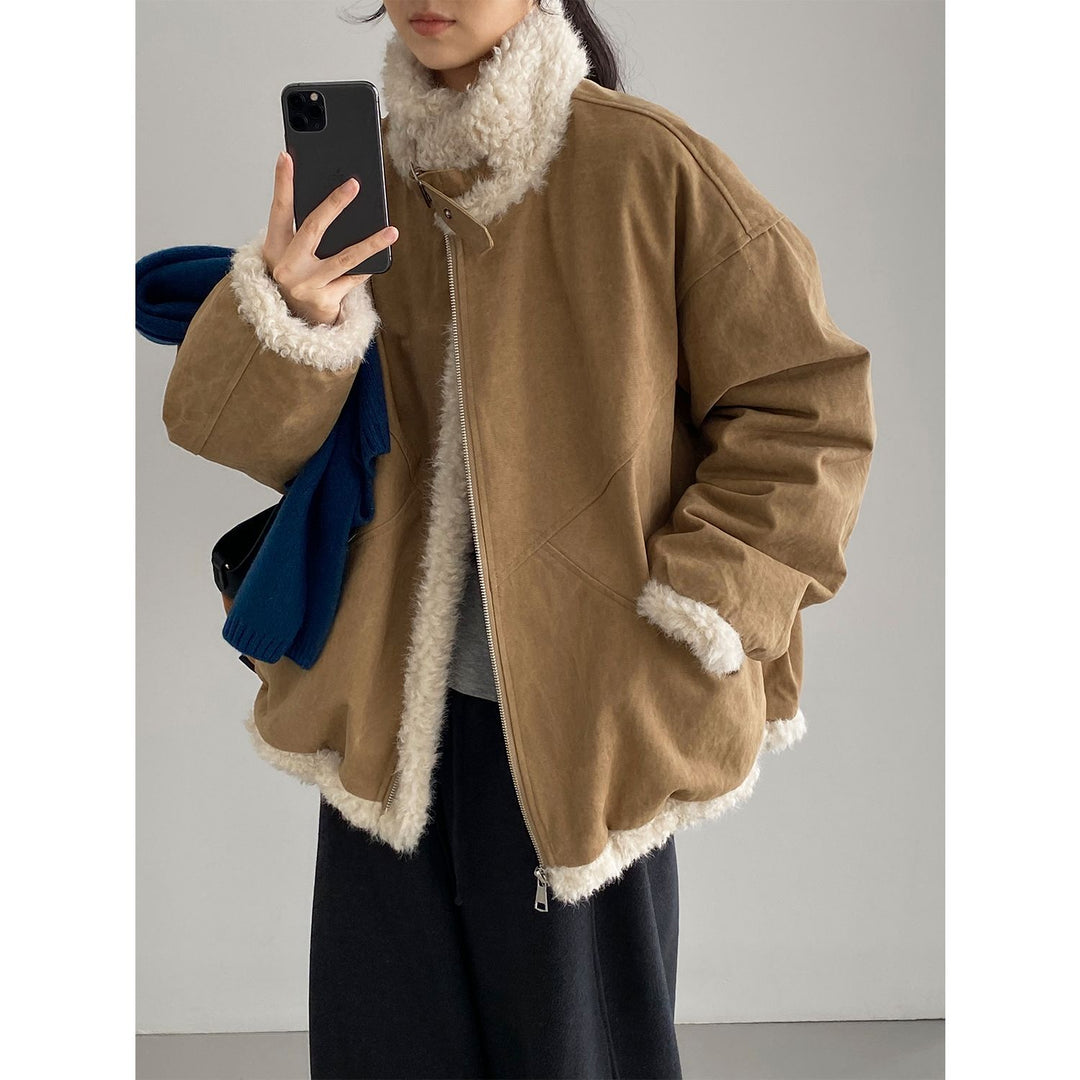 Padded women's down jacket with stand-up collar and faux fur