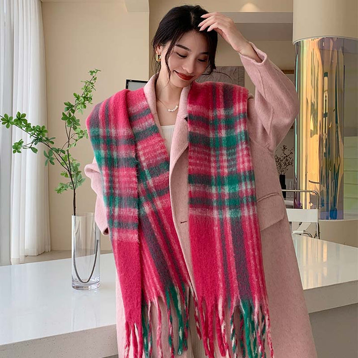 Padded scarf with check pattern and fringes