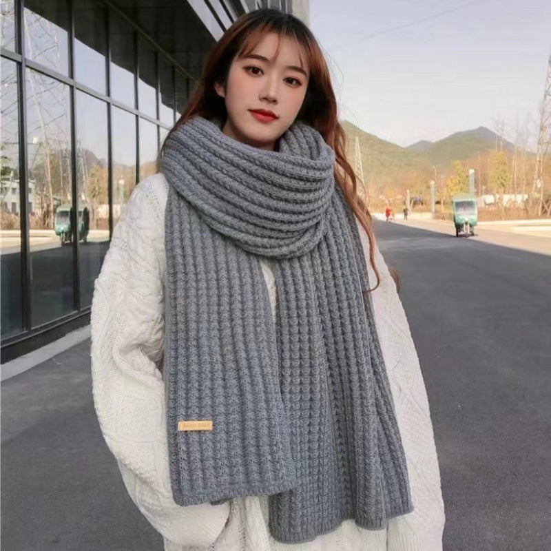 Knitted scarf with houndstooth pattern