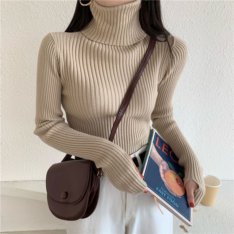 Figure-hugging turtleneck sweater with thumbholes