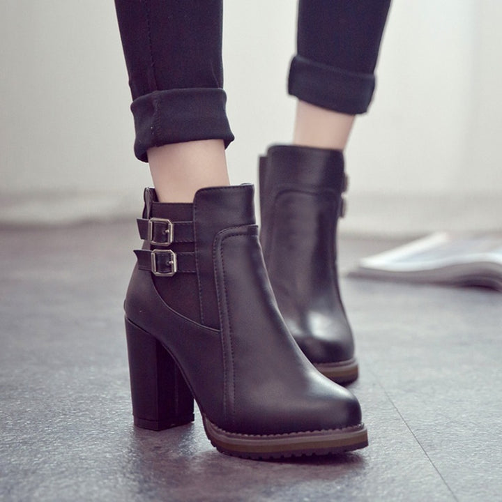 Women's ankle-high ankle boots with high block heel, two adjustable straps and profiled sole Mune Fashion
