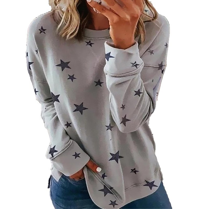 Ladies oversized star print sweatshirt with round neck, extended back and side slits Mune Fashion