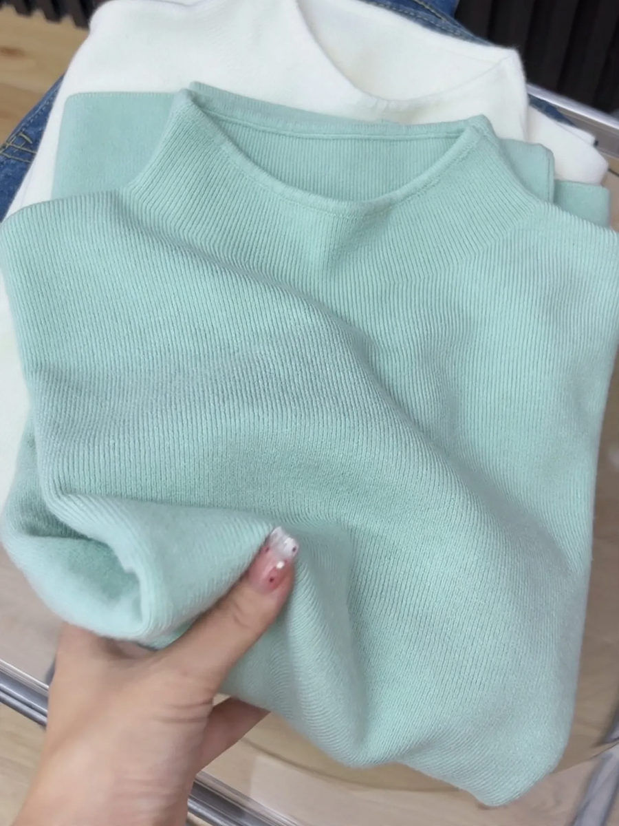 Ladies knitted pullover with stand-up collar, lined