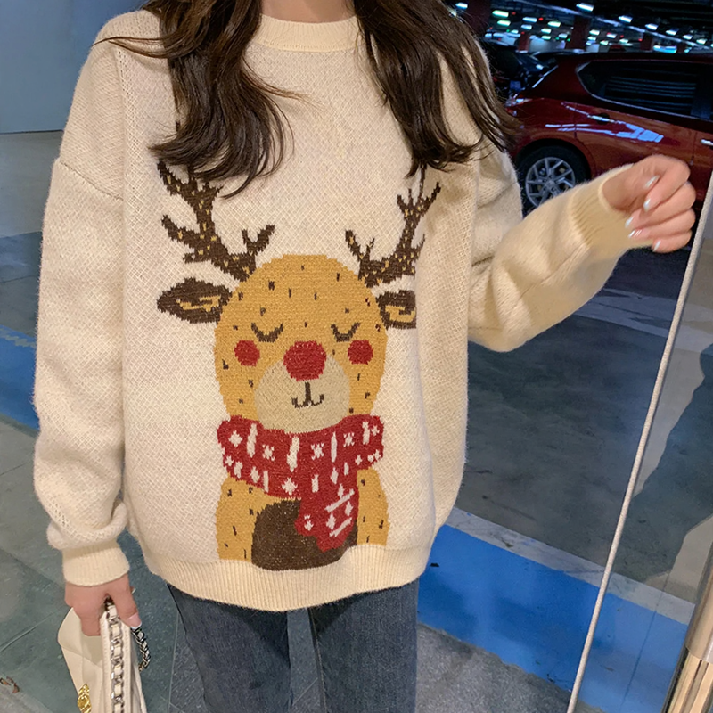 Loose women's Christmas sweater with reindeer motif