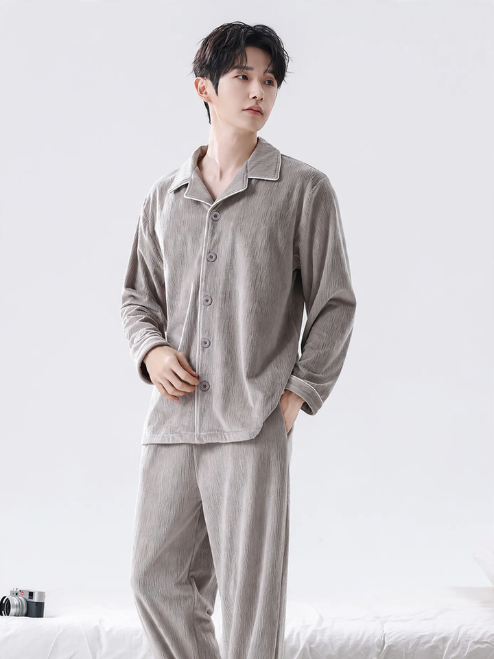 Warmer men's pajamas made of coral fleece