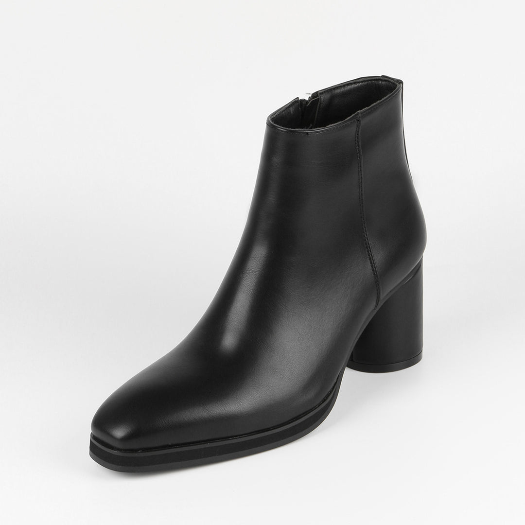 Elegant men's Chelsea boots