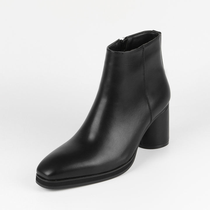 Elegant men's Chelsea boots