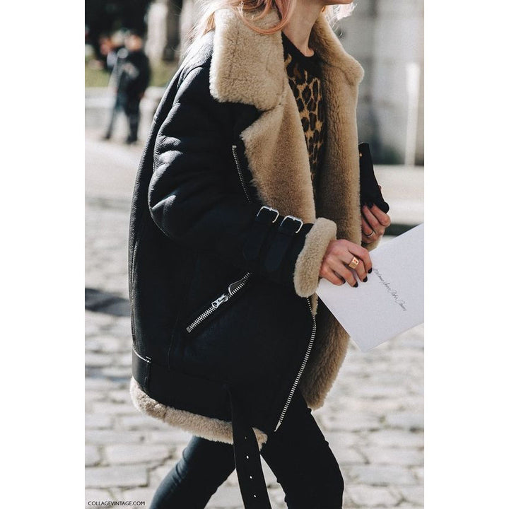 Women's short jacket in pilot style with contrasting fur collar and adjustable buckles Mune Fashion