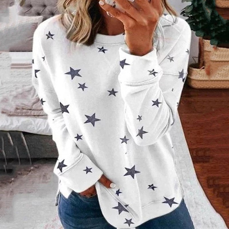 Ladies oversized star print sweatshirt with round neck, extended back and side slits Mune Fashion