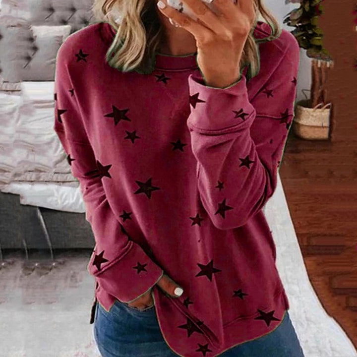 Ladies oversized star print sweatshirt with round neck, extended back and side slits Mune Fashion