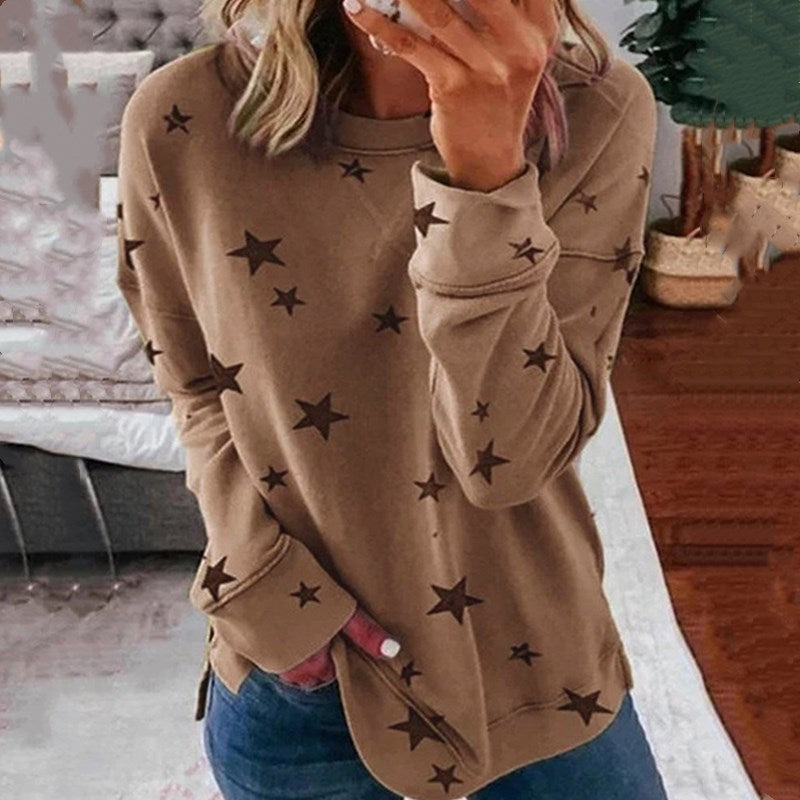 Ladies oversized star print sweatshirt with round neck, extended back and side slits Mune Fashion