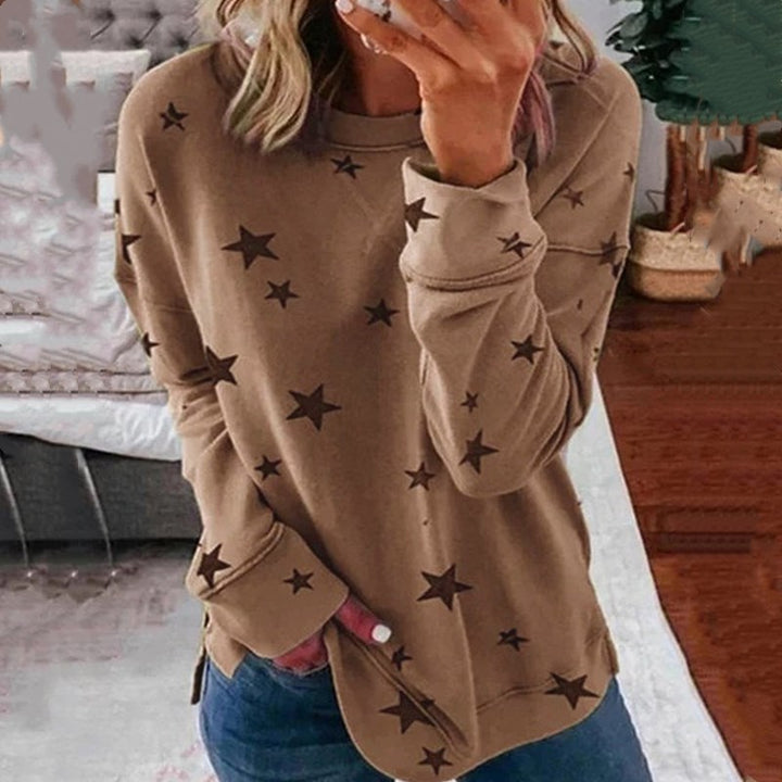 Ladies oversized star print sweatshirt with round neck, extended back and side slits Mune Fashion