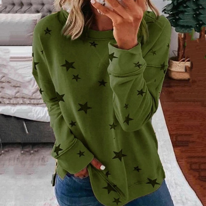 Ladies oversized star print sweatshirt with round neck, extended back and side slits Mune Fashion