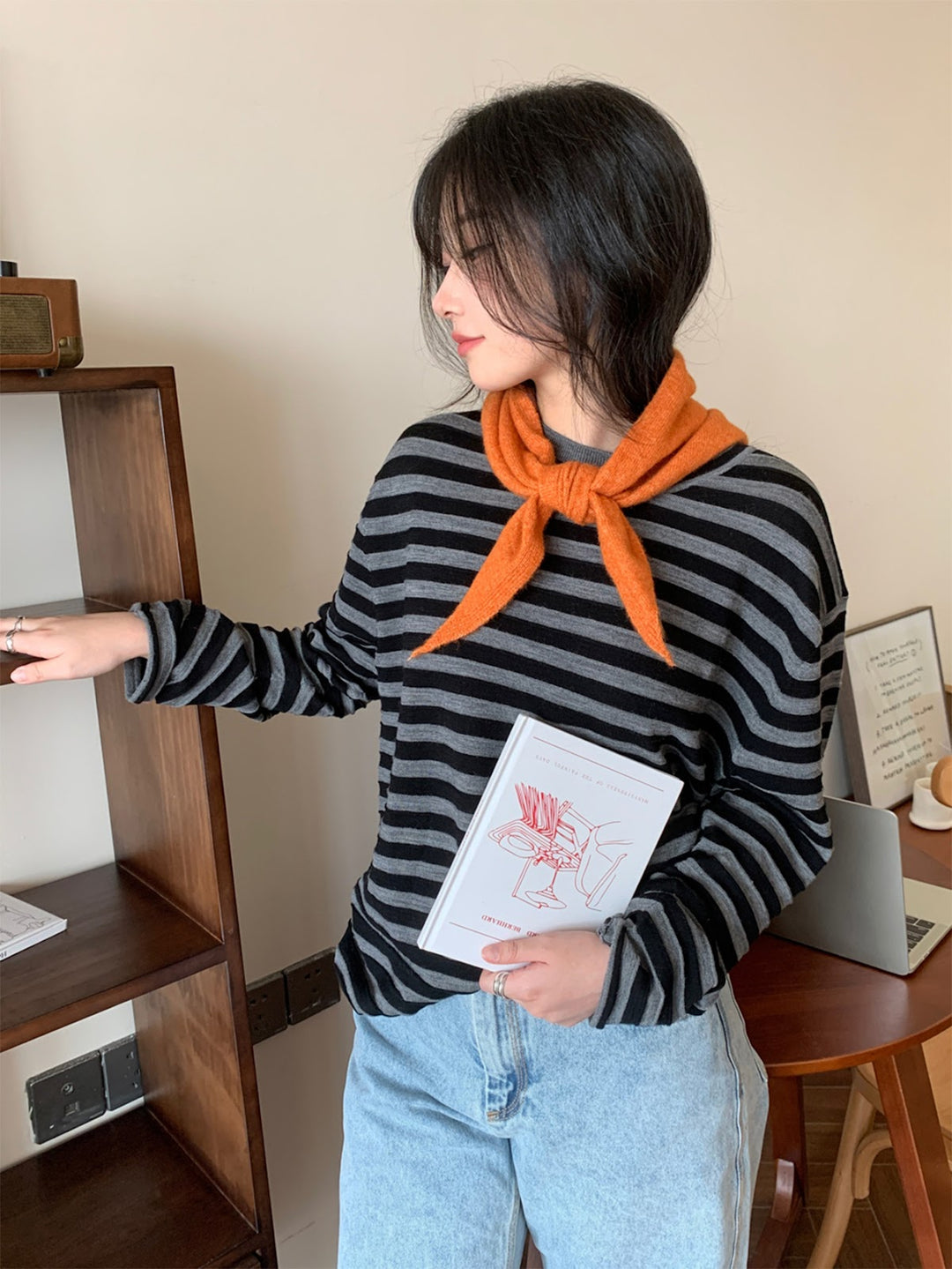 Triangular knit scarf with wool content