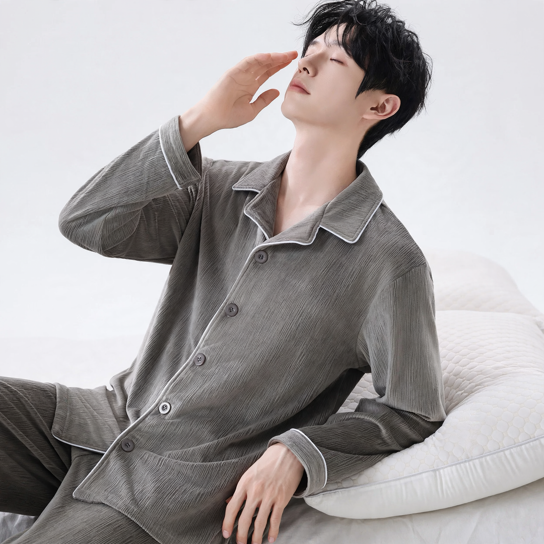 Warmer men's pajamas made of coral fleece