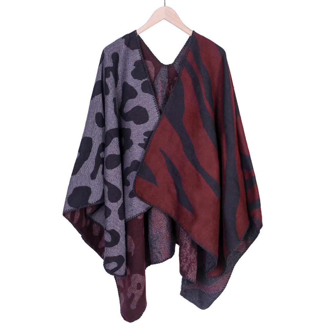Women's Oversized Poncho in Revers Style with Animal Jacquard made of Wool Blend Mune Fashion