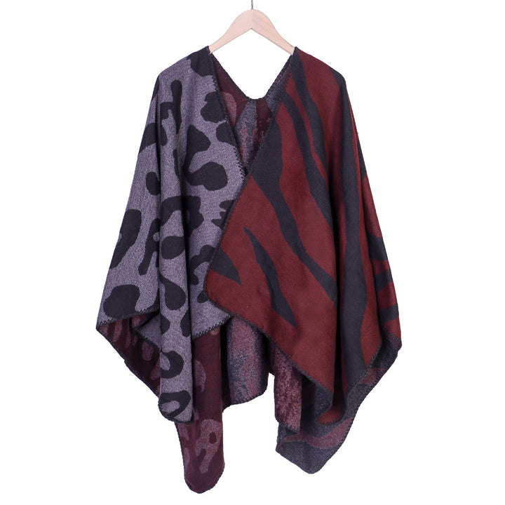 Women's Oversized Poncho in Revers Style with Animal Jacquard made of Wool Blend Mune Fashion