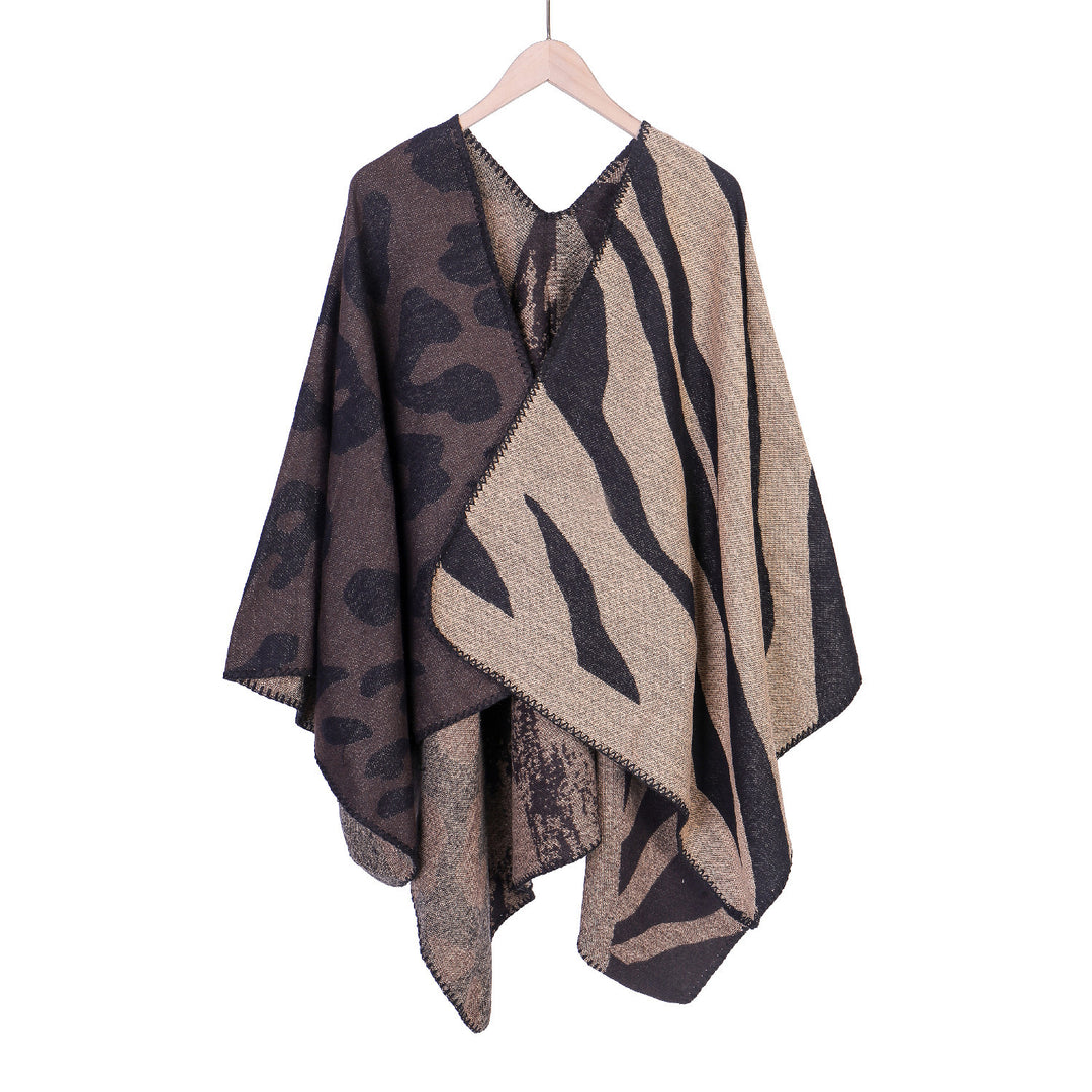 Women's Oversized Poncho in Revers Style with Animal Jacquard made of Wool Blend Mune Fashion