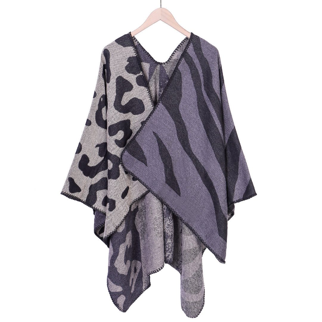 Women's Oversized Poncho in Revers Style with Animal Jacquard made of Wool Blend Mune Fashion