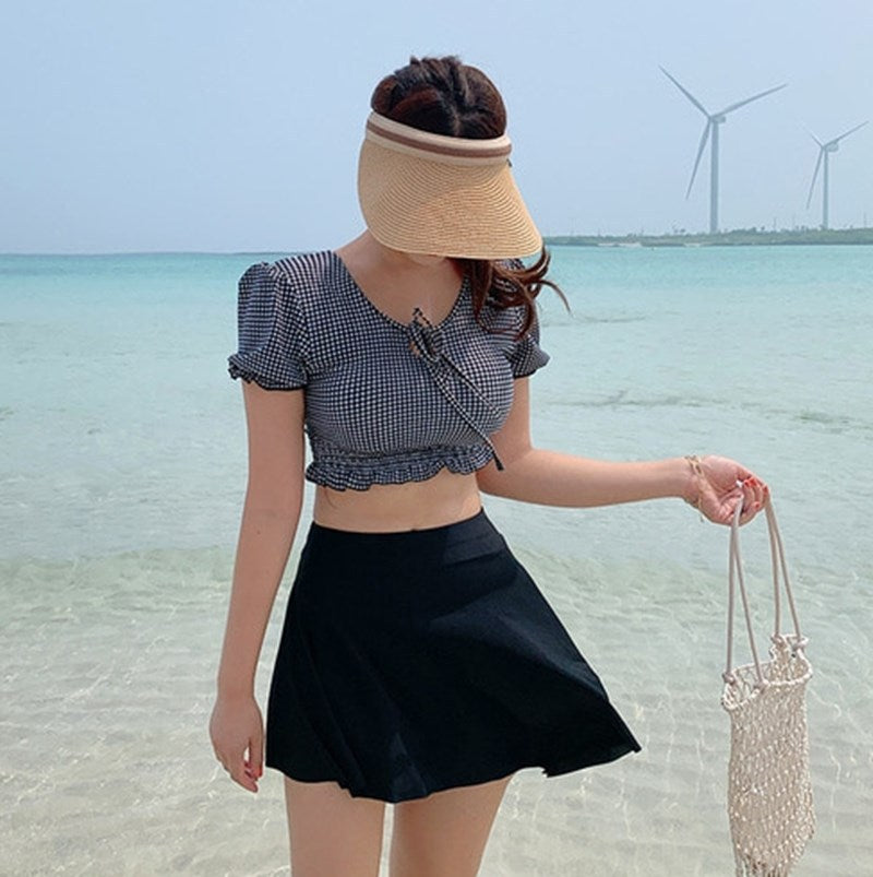 Ladies Cropped Top with Ruffled Hem and Charming Checkered Pattern Mune Fashion