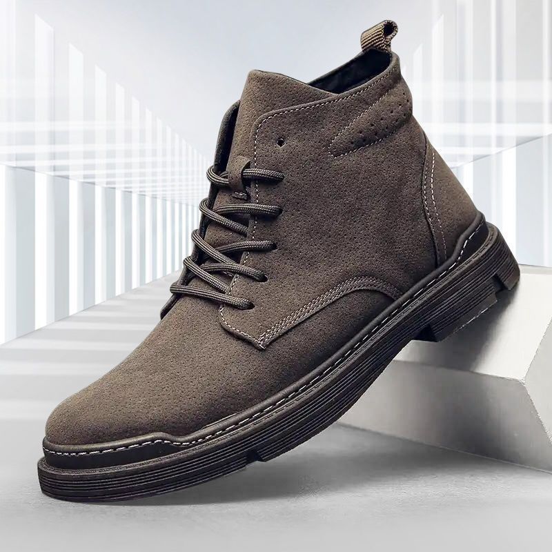 Robust men's boots in British style, slip-resistant