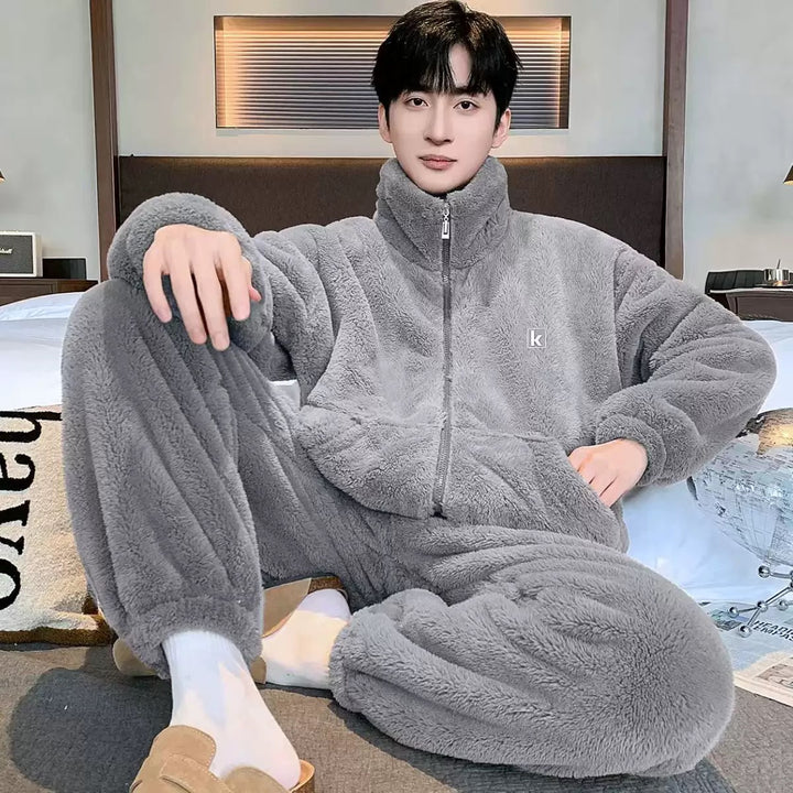 Warmer men's pajamas made of coral fleece