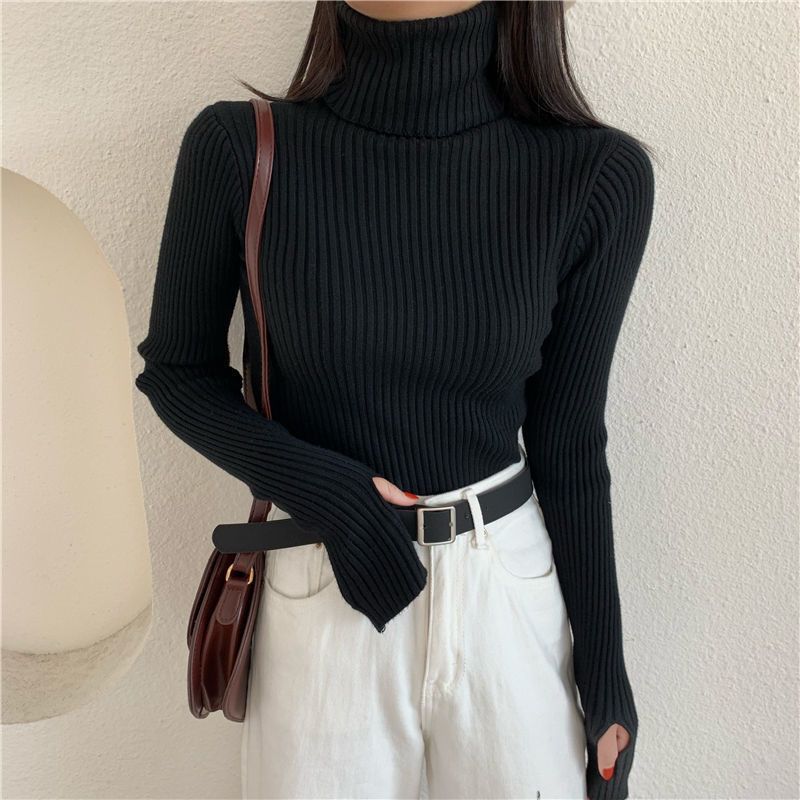 Figure-hugging turtleneck sweater with thumbholes