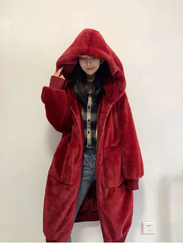 Long ladies' hooded jacket in rabbit fur look