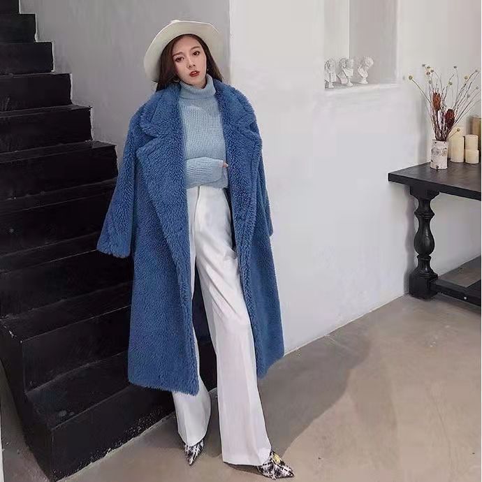 Loose women's winter coat in teddy look