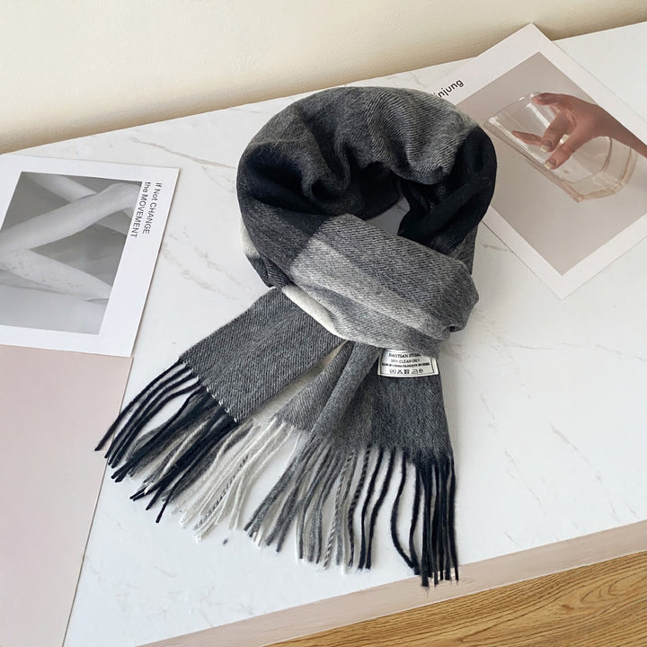 Checkered wool scarf with fringes, 188x30 cm