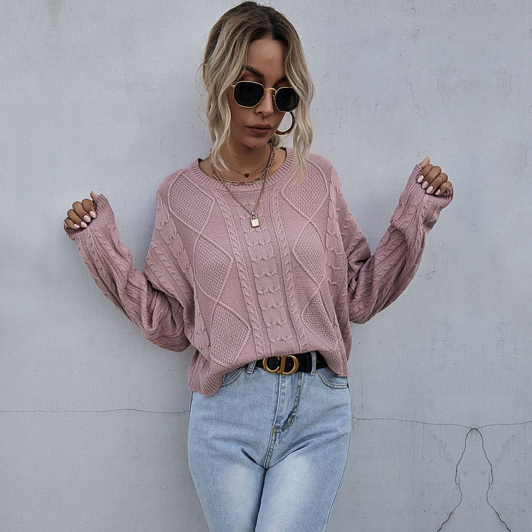 Women's Oversized Knitted Sweater with Cable Pattern and Round Neck