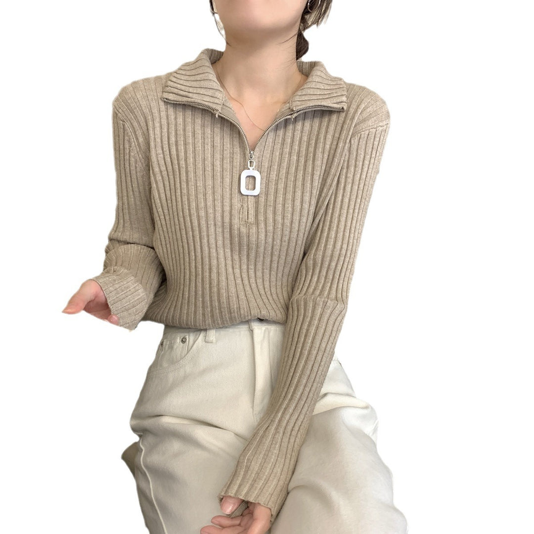Women's knitted pullover with zipper and ribbed structure