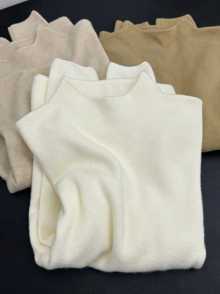 Elegant women's knit sweater with half collar