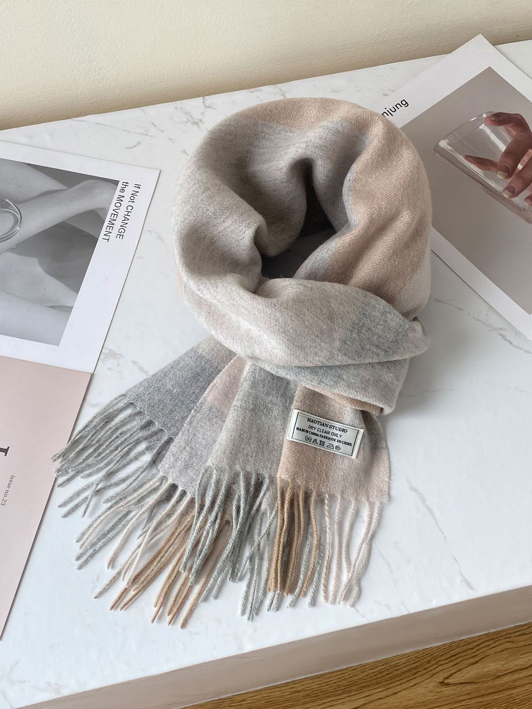 Checkered wool scarf with fringes, 188x30 cm