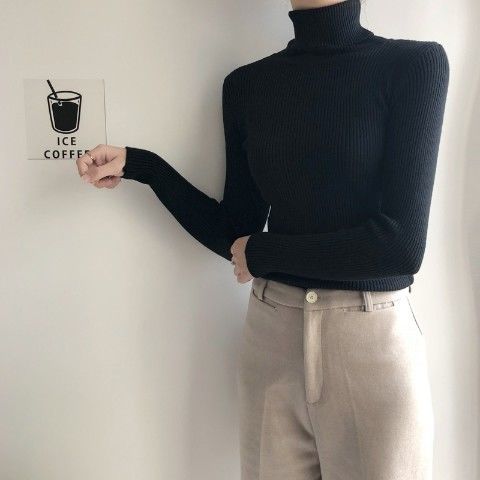 Form-fitting women's turtleneck sweater