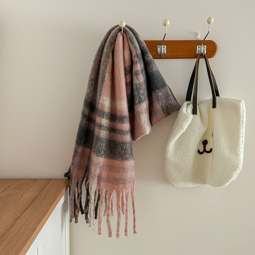 Thick checkered scarf in mohair look