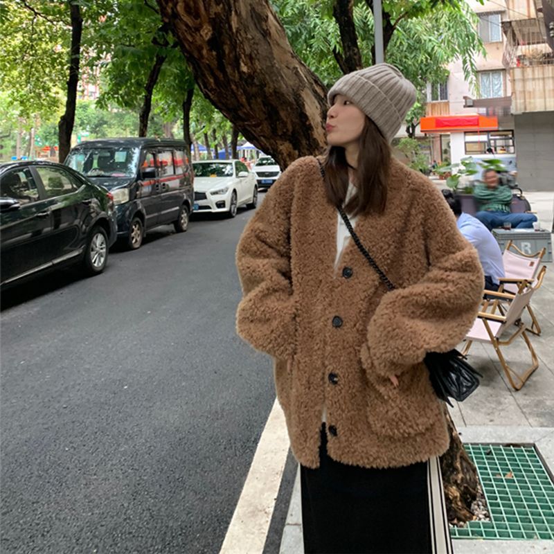 Women's coat made of 100% lamb wool with V-neck