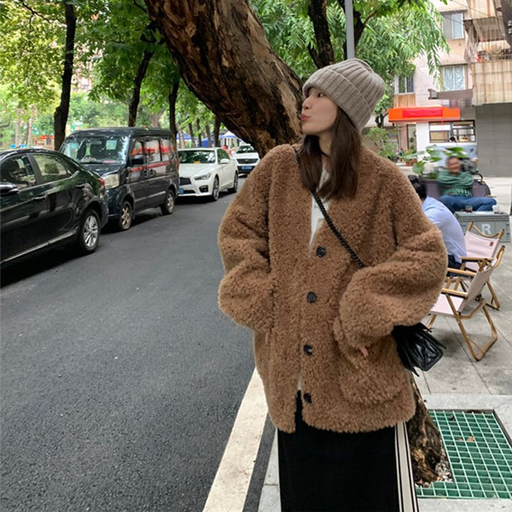 Women's coat made of 100% lamb wool with V-neck