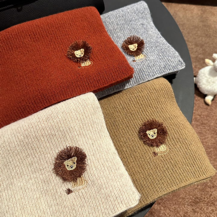 Merino wool scarf with lion embroidery, 32x160 cm