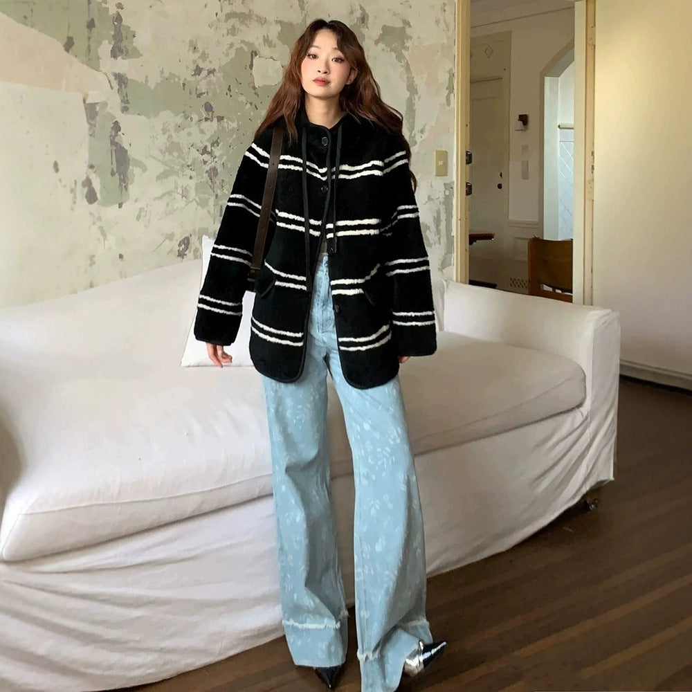 Mid-length women's winter coat in lambswool look