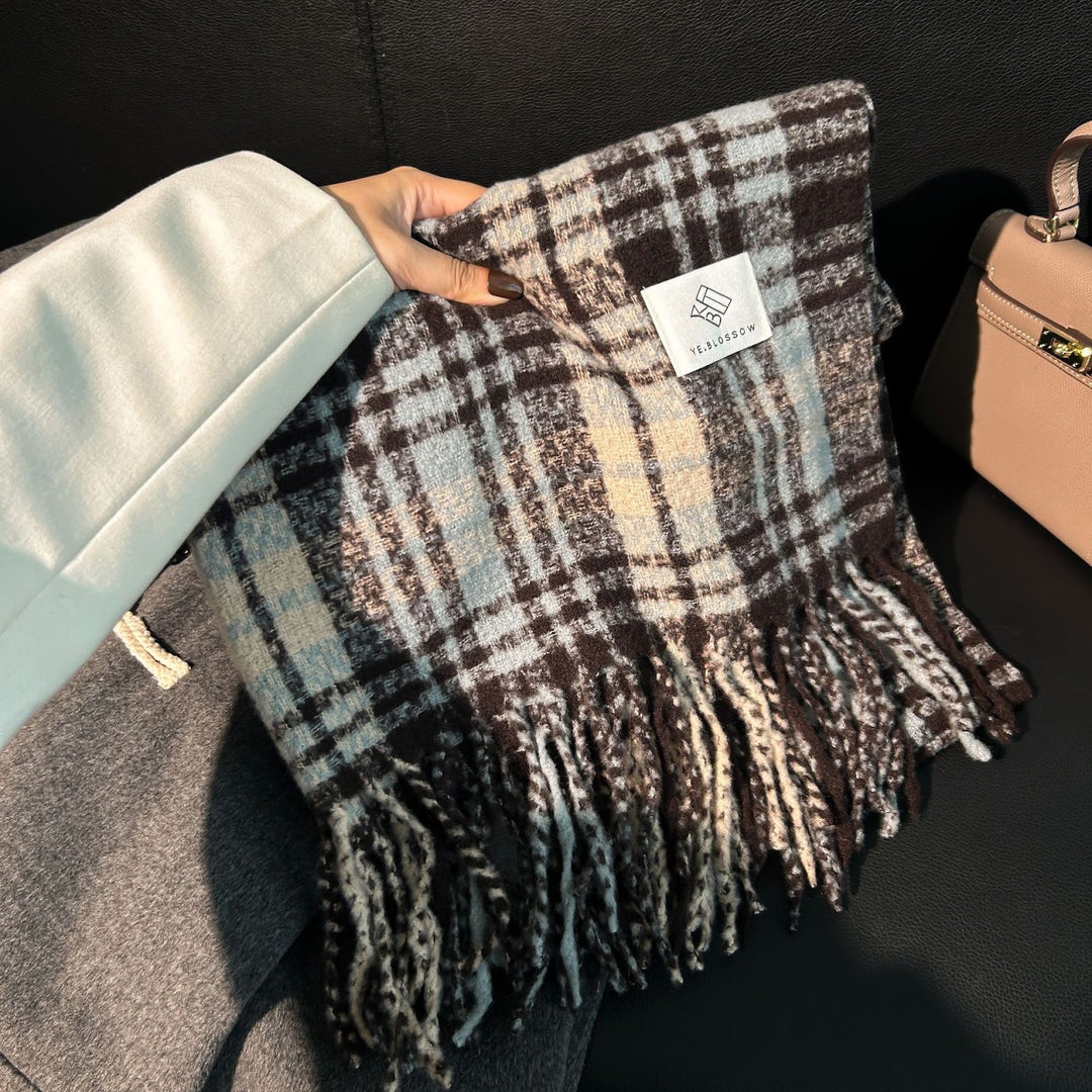 Thick checkered scarf in mohair look