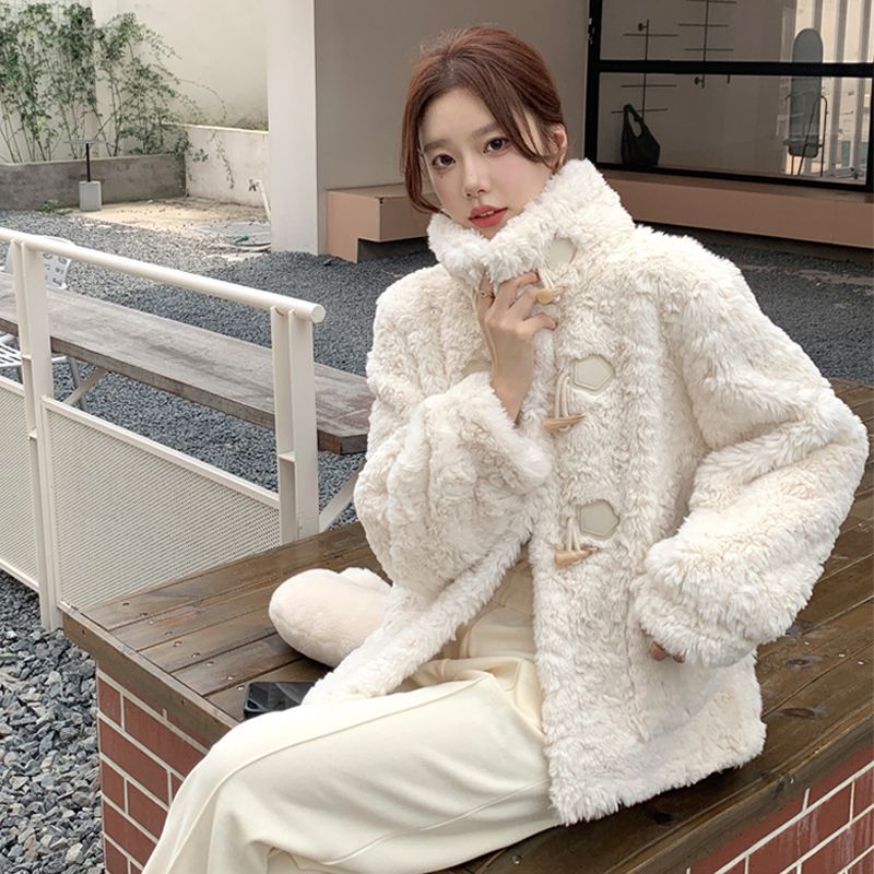 Women's winter coat with toggle closure and lambskin look