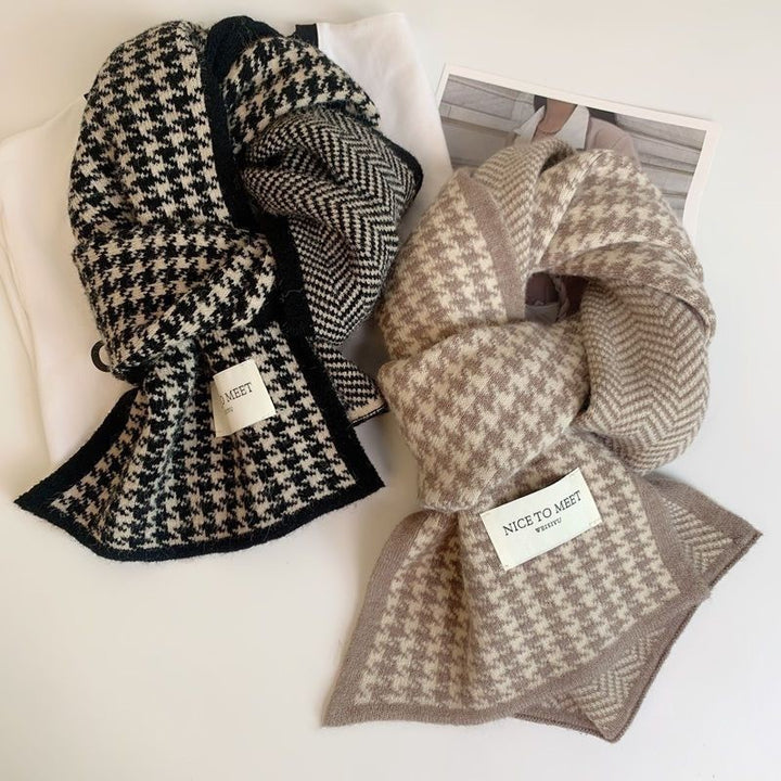 Knitted scarf with houndstooth pattern