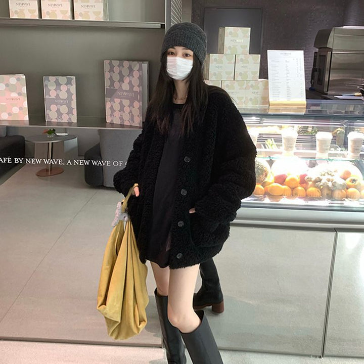 Women's coat made of 100% lamb wool with V-neck