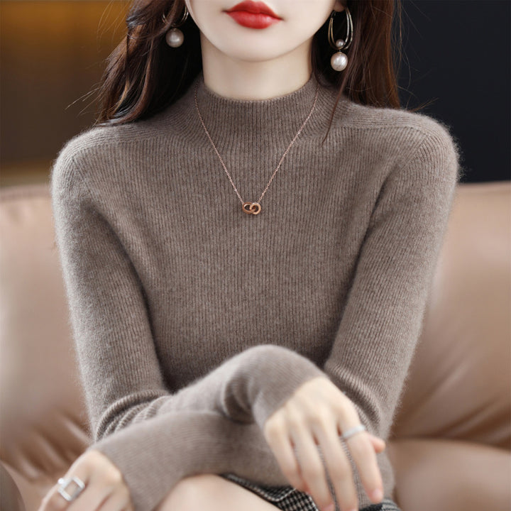 Seamless women's sweater made of 100% wool, close-fitting